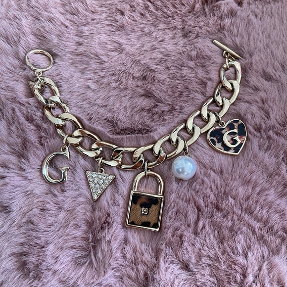 Chunky Guess Charm Bracelet - Picture 1 of 3